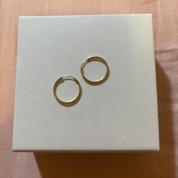 JV studios Jewelry - Elegant 10k Gold Hoop Earrings